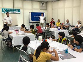 最初に、プラスチックのリサイクルについて、学びます。