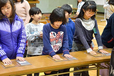 同じ温度の鉄と木を触ると熱の感じ方が違うのはなぜ？
