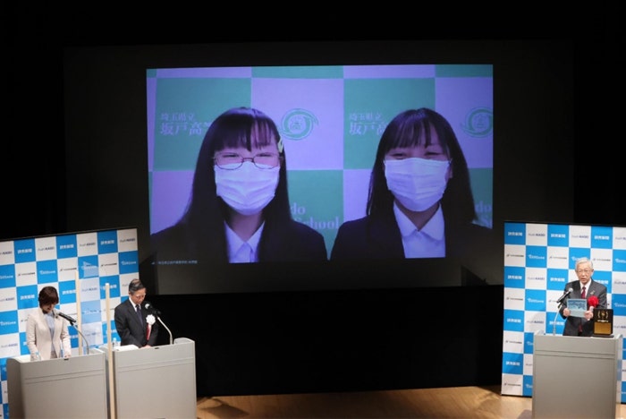 「旭化成賞」高校の部　受賞校・作品発表の様子（写真提供：読売新聞社）