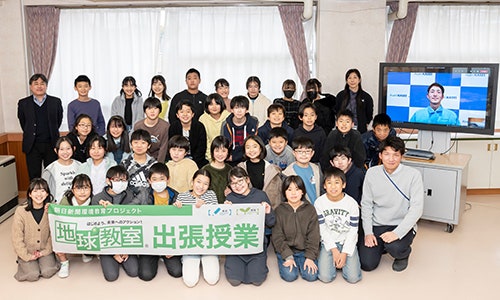 授業終了後の記念撮影。スクリーン越しに講師も参加 （写真提供：朝日新聞社）