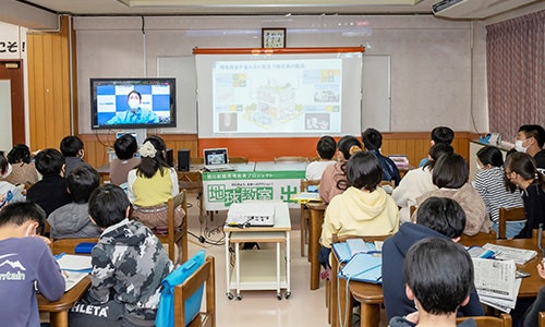オンライン授業の様子 （写真提供：朝日新聞社）