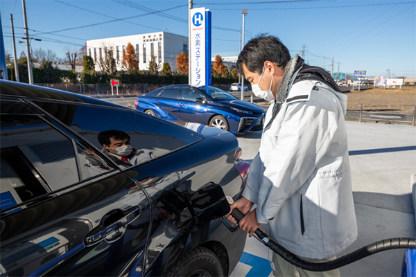 図3　燃料電池自動車へ水素が充填される様子