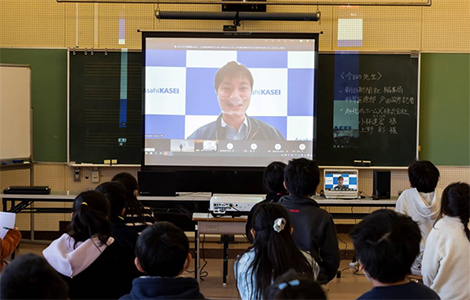 オンライン授業の様子（写真提供：朝日新聞社）