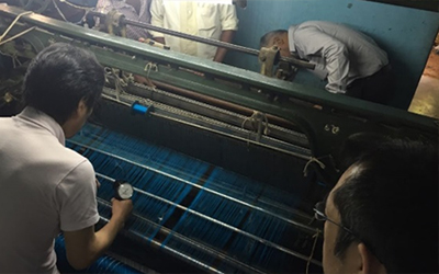 製織工場での技術指導