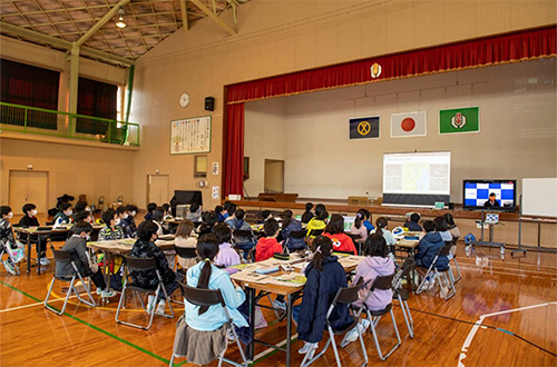 オンライン授業の様子（写真提供：朝日新聞社）