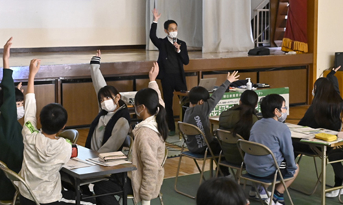 授業の様子（写真提供：朝日新聞社）
