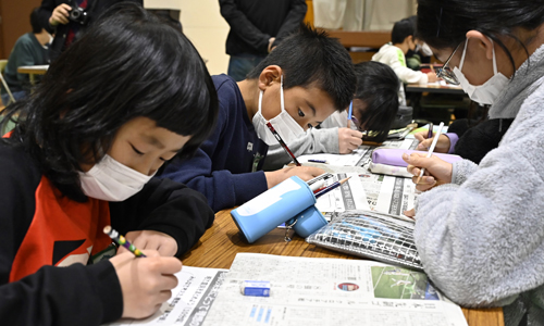 生徒それぞれがワークシートに記入する（写真提供：朝日新聞社）