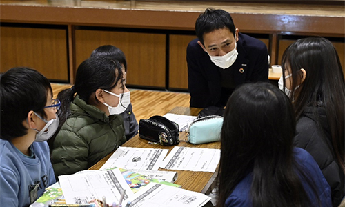 河合に質問や相談しながら、グループ内で意見を出し合う（写真提供：朝日新聞社）