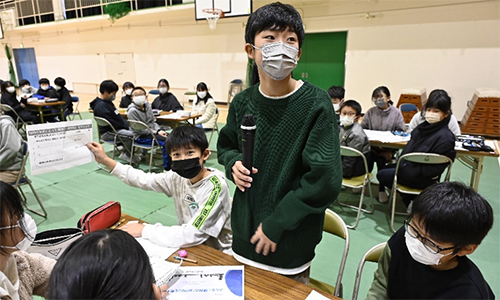 グループを代表してみんなに発表する（写真提供：朝日新聞社）