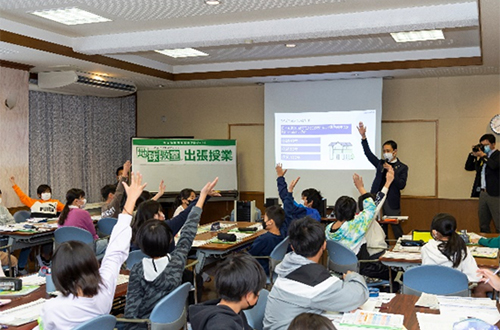 授業の様子（写真提供：朝日新聞社）