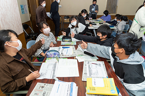 グループ内で意見を出しあい、いいね！で応える（写真提供：朝日新聞社）