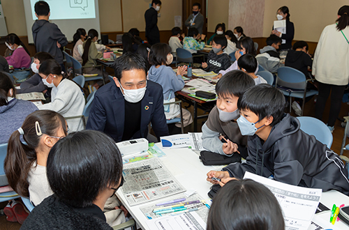 先生役の河合に質問や相談をしながら、意見をまとめていく（写真提供：朝日新聞社）