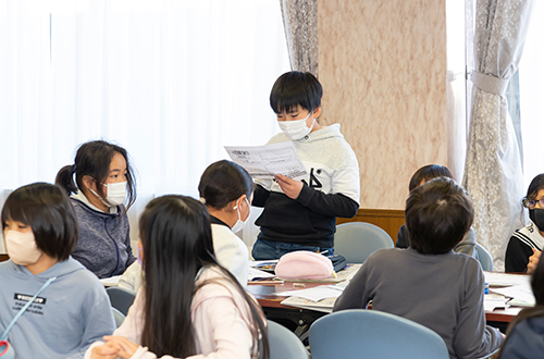 グループを代表してみんなに発表する（写真提供：朝日新聞社）