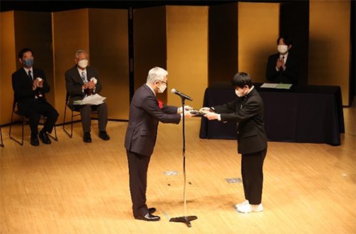 代表取締役会長 小堀 秀毅による「旭化成賞」中学の部 授与の様子（写真提供：読売新聞社）