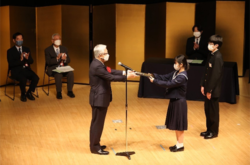 代表取締役会長 小堀 秀毅による「旭化成賞」高校の部 授与の様子（写真提供：読売新聞社）