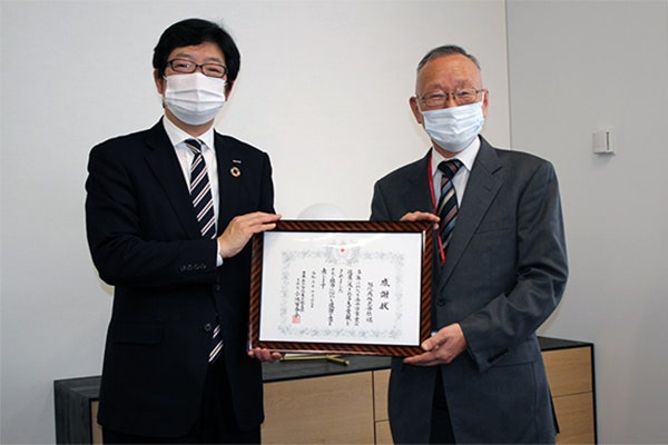 左から、当社 堀江と東京都赤十字血液センター加藤所長