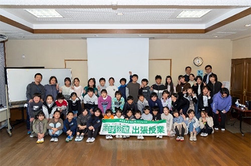 授業終了後の写真撮影（写真提供：朝日新聞社）