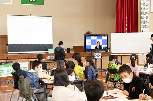 参加者皆さんの前で、スクリーン越しに講師へ結果を発表する様子 （写真提供：朝日新聞社）