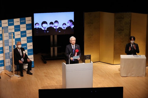 代表取締役社長 小堀 秀毅による「旭化成賞」 中学の部 受賞校・作品発表の様子（写真提供：読売新聞社）