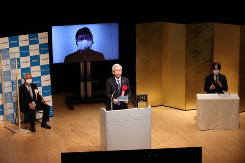 代表取締役社長 小堀 秀毅による「旭化成賞」 高校の部 受賞校・作品発表の様子（写真提供：読売新聞社）