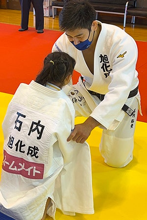 園児に柔道着を着せてあげる石内選手