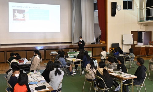 授業の様子（写真提供：朝日新聞社）