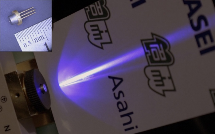 図3 作製した深紫外半導体レーザーのパッケージ写真と、連続発振光を、深紫外線が当たると光を発する蛍光塗料が塗られたスクリーンに投影した様子。