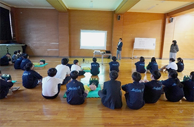 講師の説明に聞き入る生徒の皆さん