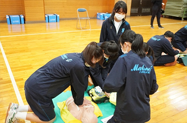 AEDが到着。セッティングする様子