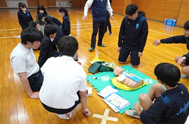 倒れている人から離れ、電気ショックを実施