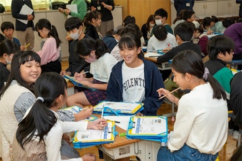 グループ内で意見を出しあい、ディスカッションする様子
