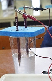水の電気分解により、水素を発生させる実験