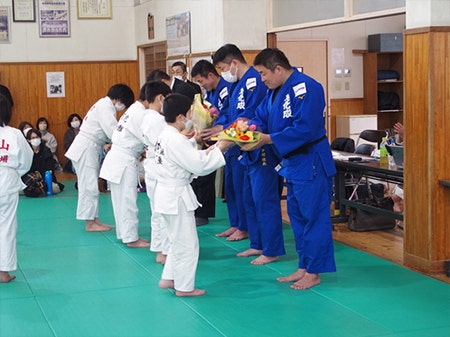 子どもたちから花束を受け取る講師陣