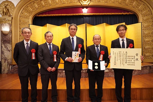 贈賞式当日の写真 （左より渡邊、桐野、駒田、日名子、福薗）