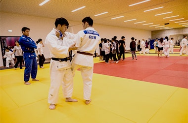 実技を見守る講師