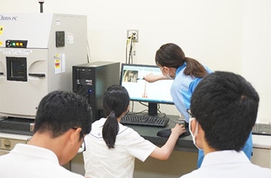 赤外分光装置で金属の組成を解析する