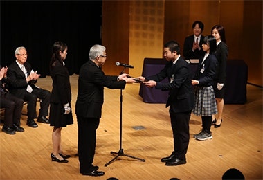 「旭化成賞」 高校の部 授与の様子