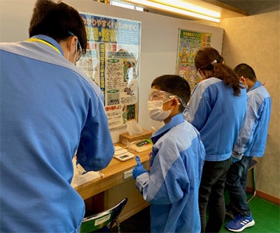 延岡支社 延岡総務部 地域活性化グループ社員と実験に励む様子