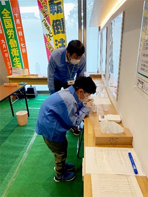 延岡支社 延岡総務部 地域活性化グループ社員が見守る中で実験をする様子