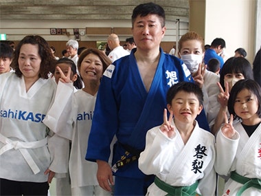 参加した親子と中村佳央講師で記念写真