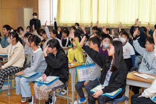 クイズに手を挙げて回答する生徒の皆さん