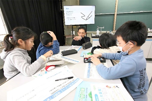 河合に質問しながら、意見をまとめていく様子