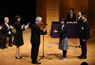 「旭化成賞」 中学の部 授与の様子
