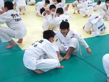 楽しそうに準備運動する子どもたち