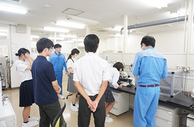質量分析方法についてレクチャーを受ける