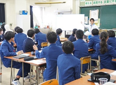 熱心に講師の話に耳を傾ける生徒の皆さん
