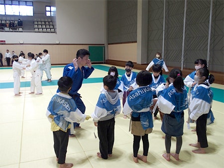 講師の話を聞く子どもたちの様子