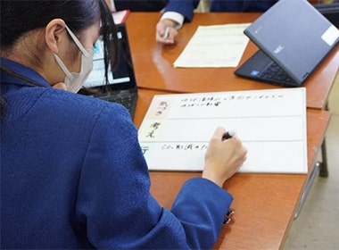 「気づき・考え・行動する」をホワイトボードにまとめる様子