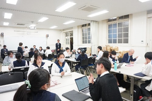 自らの将来像を熱く語り合う、熱気に包まれた教室