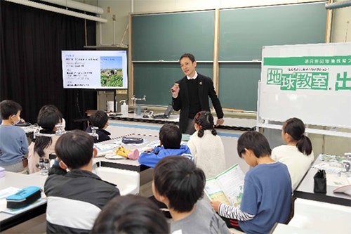 熱心に話を聴く生徒の皆さん